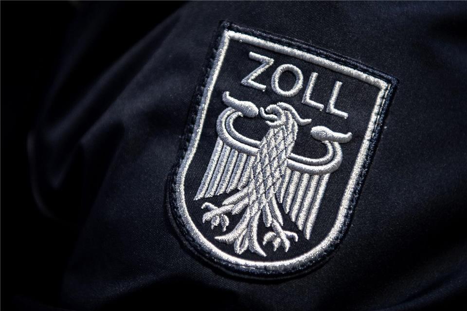 Zöllner entdeckten den Stock bei dem 58-Jährigen. Gegen ihn wird wegen eines Verstoßes gegen das Waffengesetz ermittelt. (Symbolbild)Sina Schuldt/dpa