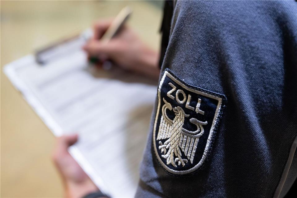 Zoll stoppt Frau mit 400 Luxus-Zigarren im ICE Zöllner finden die Zigarren in einem Koffer und einer Tasche. (Symbolbild)Hendrik Schmidt/dpa