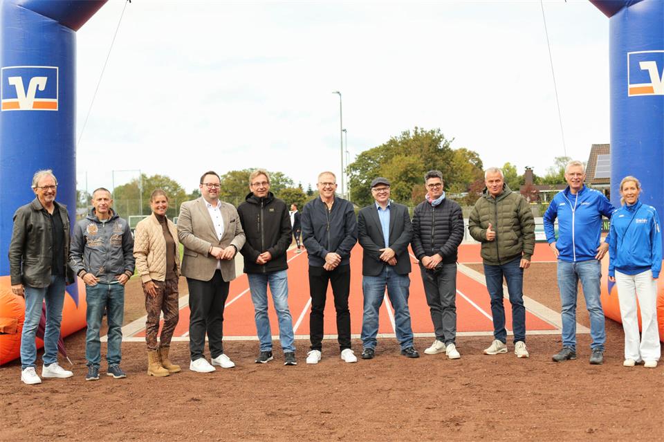 Zogen an einem Strang (von links): Markus Büsken (Gemeinde Raesfeld), Frank Pierags (TSV-Vorstand), Andrea Große Heidermann (Regionalmanagement Leader-Region), Jörn Goßling (Regionalleiter Sparkasse Westmünsterland Raesfeld), Karsten Meyer (TSV-Vorstand), Michael Weddeling (Vorstand Volksbank Raesfeld-Erle), Niels Hartmann (NRW-Dezernent Leader Projekt), Bürgermeister Dirk Kuhmann, Andre Niehaus (Niehaus Garten- und Landschaftsbau) sowie Thomas Fischedick (Vize-Abteilungschef) und Inga Thomas aus der Leichtathletik-Sparte des TSV. Kleine Fotos links und Mitte: Paralympics-Sieger Heinrich Popow.