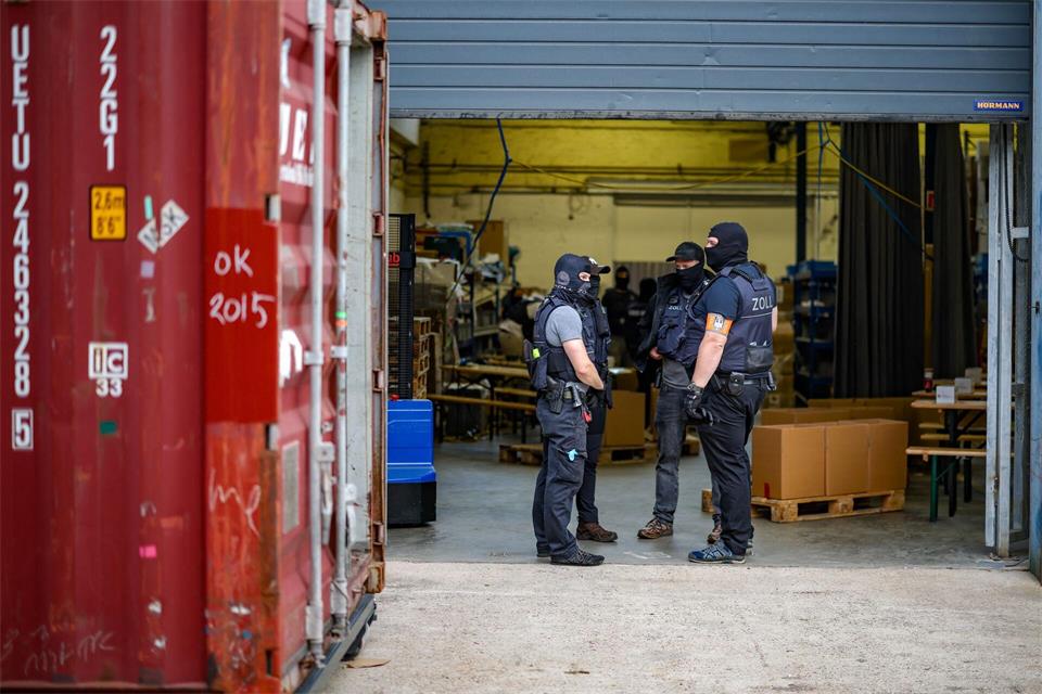 Zoll-Razzia wegen betrügerischen Handy-Angeboten in KrefeldChristoph Reichwein/dpa