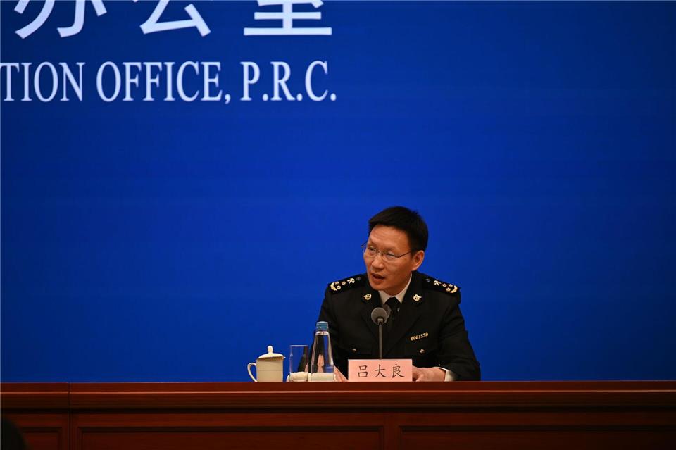 Chinas Außenhandel legt im September unerwartet stark zu Zoll-Sprecher Lü Daliang hob den Asean-Raum als wichtigsten Handelspartner hervor. (Archivbild) Johannes Neudecker/dpa