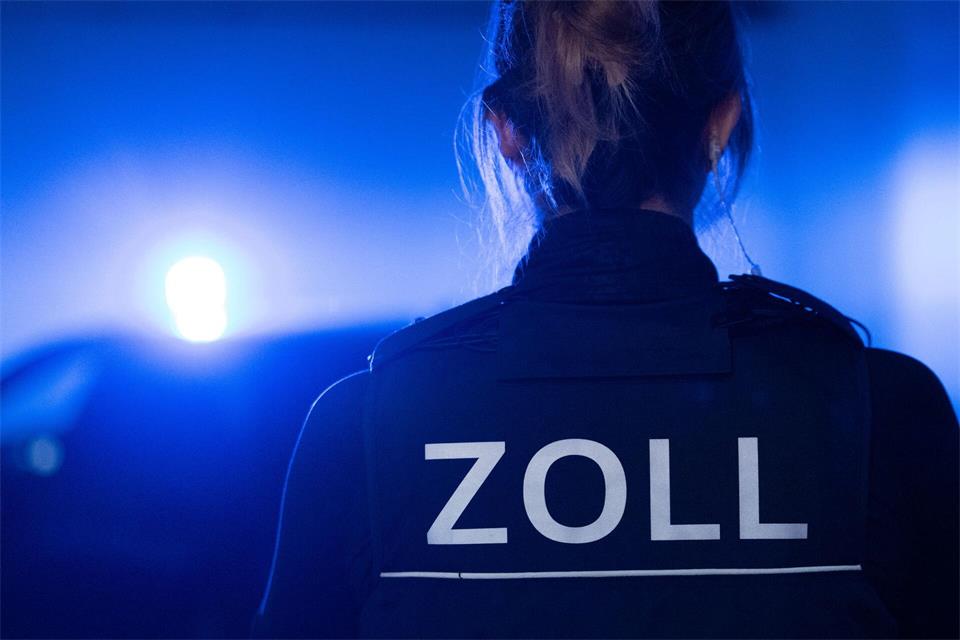 Zoll entdeckte viele Verstöße bei Friseuren und in Kosmetikstudios (Illustration).  Leonie Asendorpf/dpa