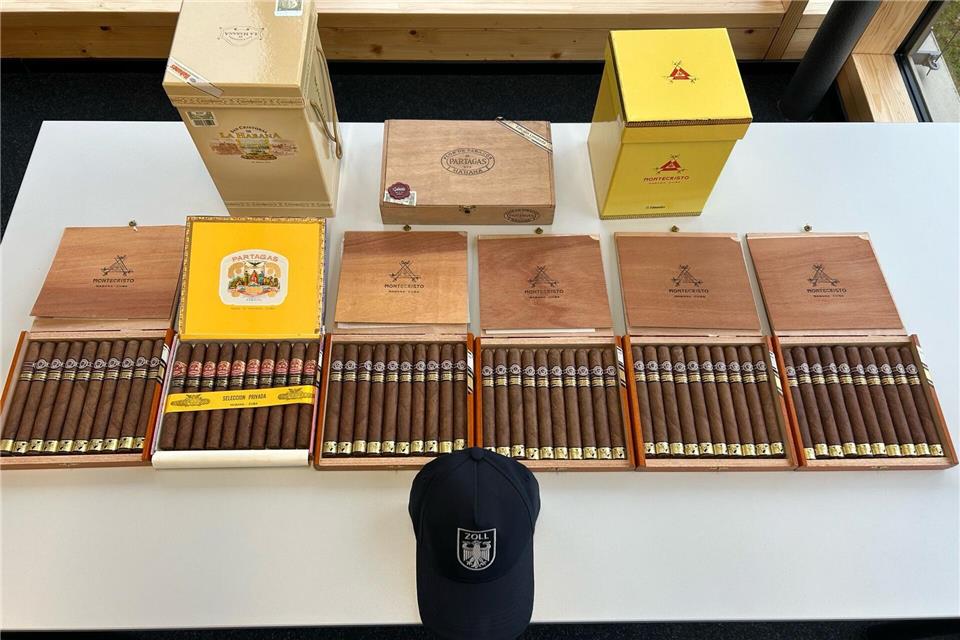 Zoll vereitelt Schmuggel von sündhaft teuren Zigarren. (Handout)--/Hauotzollamt Singen/dpa