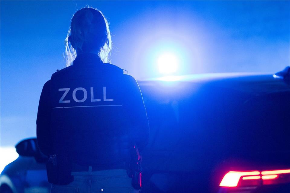 Schwarzarbeit bei Regalauffüllern? Ermittlungen in Bayern Zollbeamte durchsuchten Wohn- und Geschäftsräume unter anderem in München und Unterammergau. (Symbolbild)Leonie Asendorpf/dpa