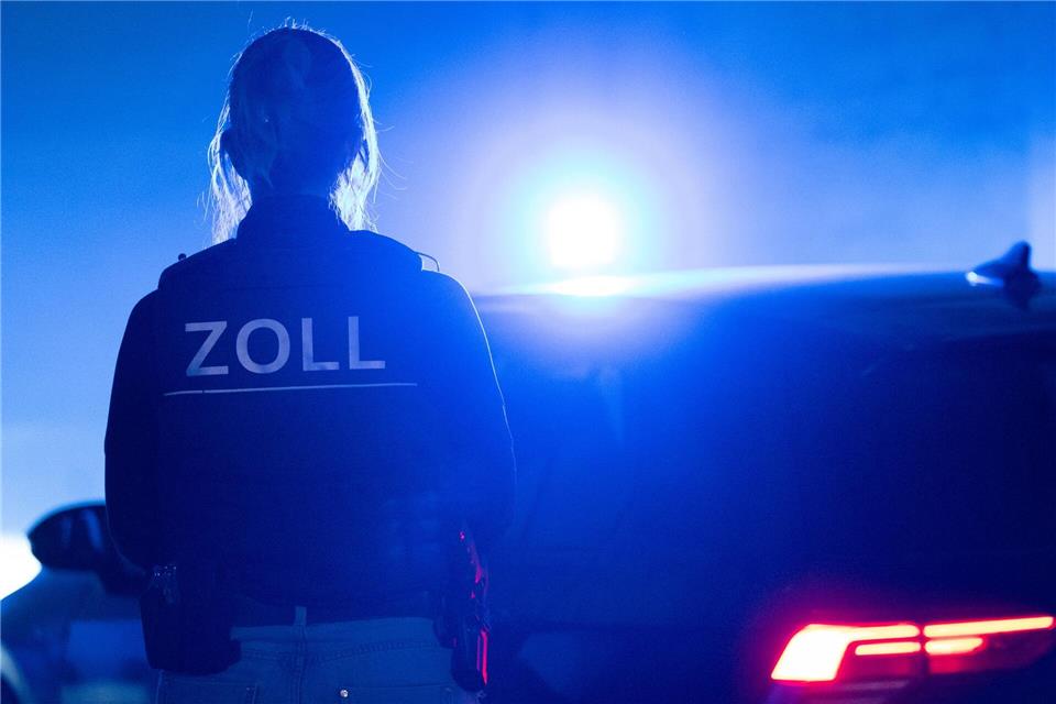 Zollbeamte durchsuchten bundesweit mehrere Dutzend Objekte. (Symbolbild)Leonie Asendorpf/dpa