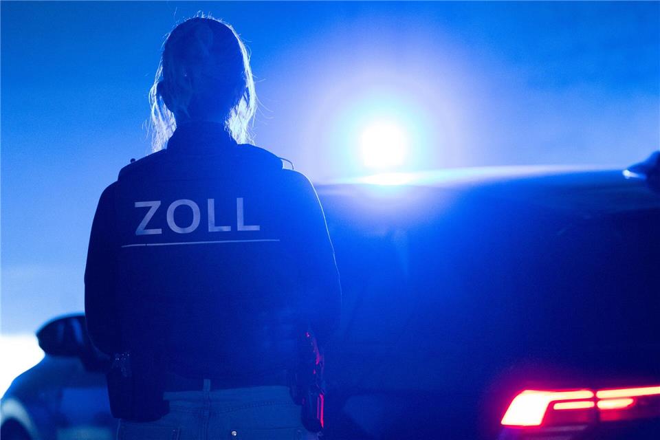 Zollbeamte entdeckten den 30-Jährigen mit seinem E-Scooter auf einem Beschleunigungsstreifen der A9. (Symbolbild)Leonie Asendorpf/dpa