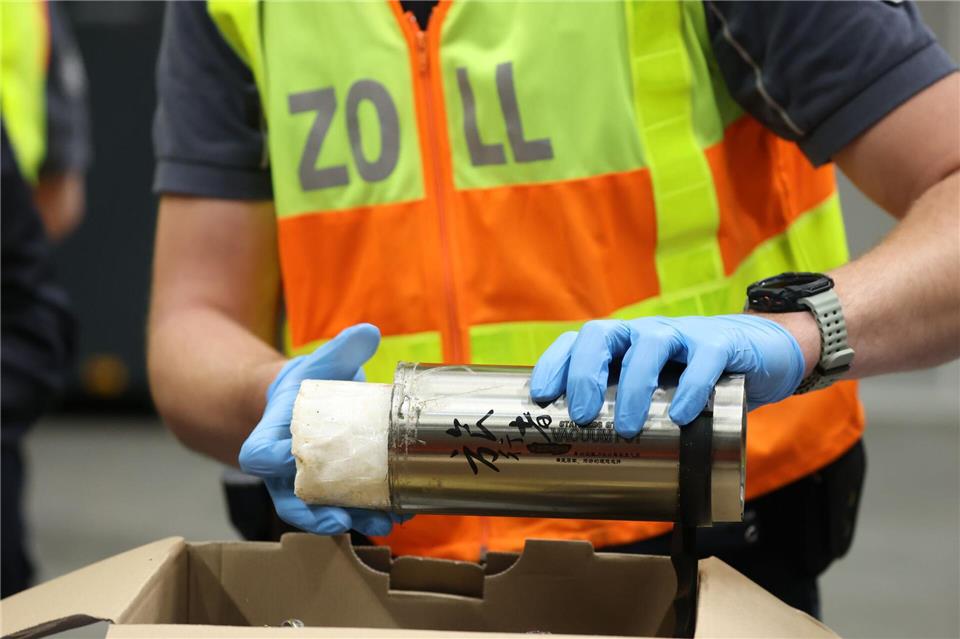 Zollbeamte finden bei einer Durchsuchung 500 Gramm Kokain, das in einer Thermoskanne versteckt ist.Jan Woitas/dpa