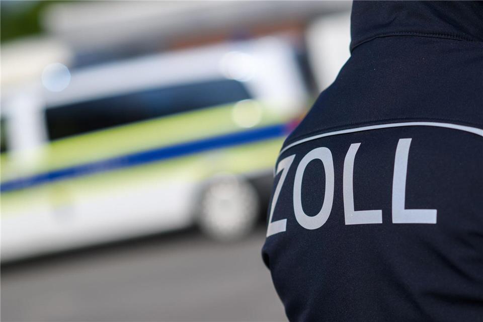 Zollbeamte haben einen 28-Jährigen am Flughafen BER erwischt. (Symbolbild)Julian Stratenschulte/dpa
