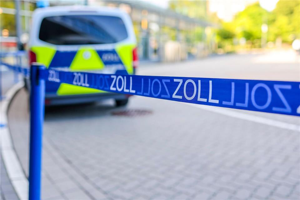 Zollbeamte halten einen 25-Jährigen auf dem Weg nach Dänemark mit zwei Koffern voll Drogen auf. (Symbolbild)Frank Molter/dpa