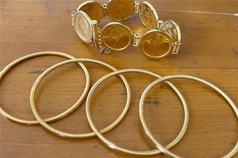 Ulmer Zoll erwischt 68 Goldschmuggler in 15 Tagen Zollbeamte in Ulm haben massenweise Goldschmuck sichergestellt.Hauptzollamt Ulm/dpa
