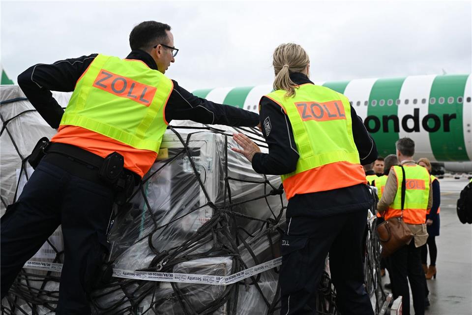 Zollbeamte sind am Frankfurter Flughafen im Einsatz. (Archivbild)Arne Dedert/dpa