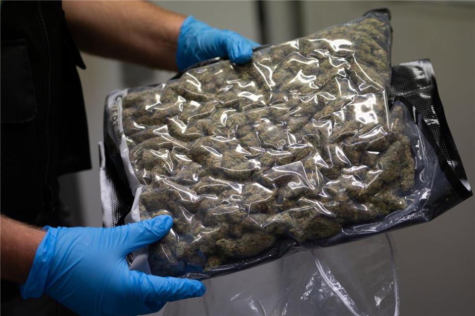 Zollfahnder stellen rund 60 Kilogramm Marihuana sicher - in Paketen mit dem Ziel Bremen. (Symbolbild)Leonie Asendorpf/dpa
