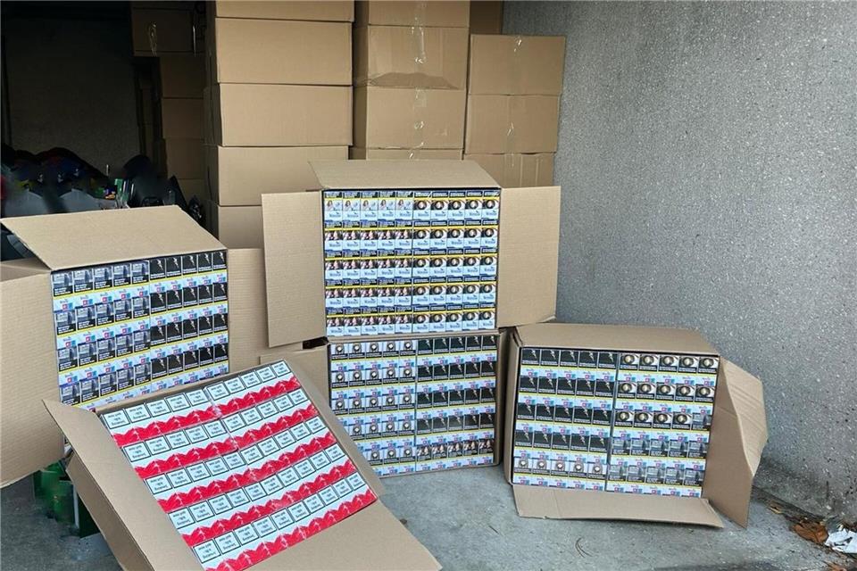 Zollfahnder stellten bei einem gemeinsamen Schlag gegen Hehlerbanden mehrere Millionen unversteuerte Zigaretten sicher. (Archivbild)--/ZFA Essen/dpa