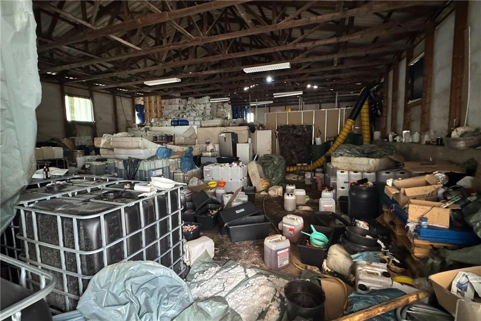 Zollfahndung und Polizei hoben ein großes Drogenlabor in Nauen (Brandenburg) westlich von Berlin aus. -/Zollfahndungsamt Berlin-Brandenburg/dpa