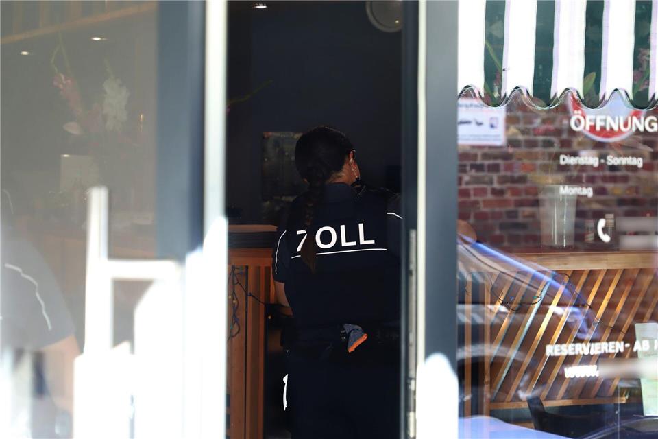 Bundesweite Razzia gegen Schwarzarbeit in der Gastronomie Zollkräfte überprüfen bundesweit Gastronomiebetriebe – in Köln gab es gleich zu Beginn mehrere Treffer.Sascha Thelen/dpa
