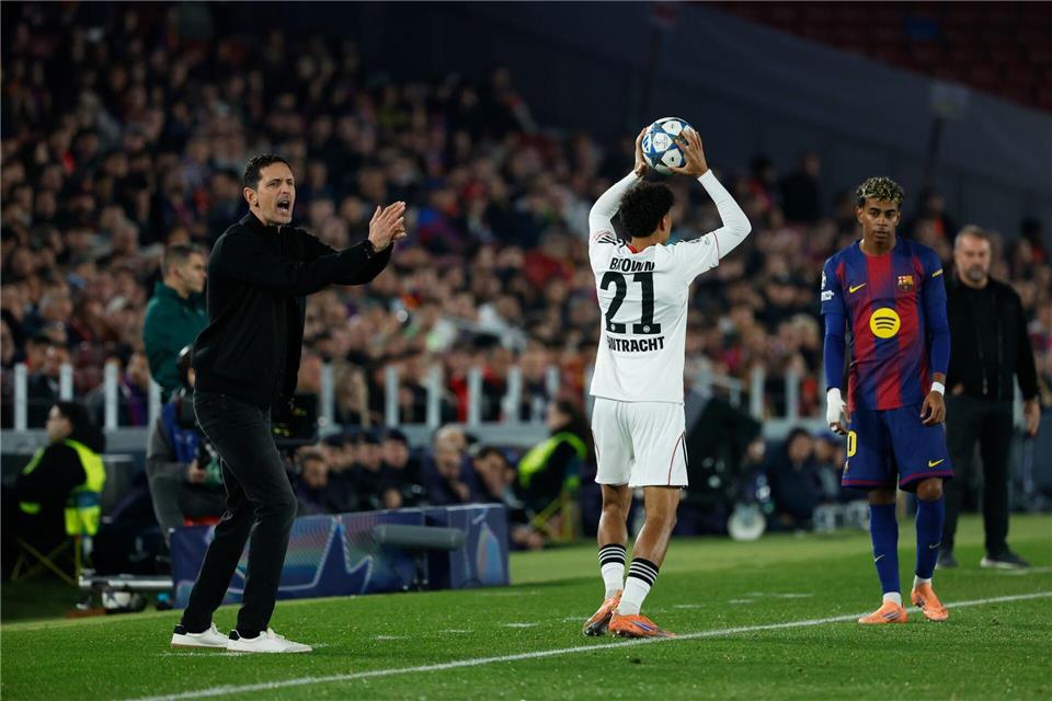 Zollte seiner Mannschaft trotz der Niederlage große Anerkennung: Eintracht-Trainer Dino Toppmöller.  Joan Monfort/AP/dpa