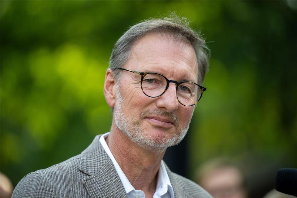 Zoodirektor Andreas Knieriem hat schon als 14-Jähriger in den Schulferien im Zoo gejobbt. (Archivbild) Monika Skolimowska/dpa