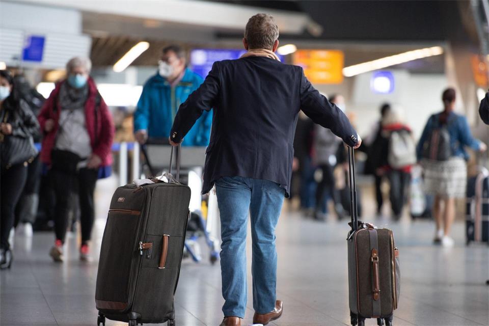 Zu Beginn der Herbstferien rechnet auch der Flughafen Frankfurt mit einem erhöhten Passagieraufkommen. (Symbolbild)Boris Roessler/dpa