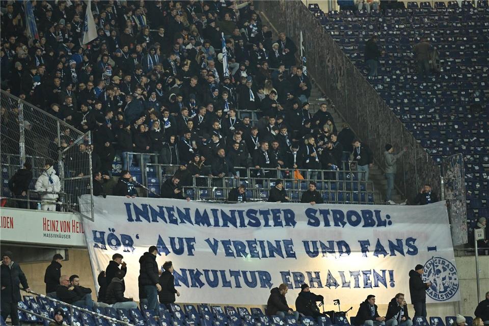 Zu Beginn der Partie gab es Proteste der Fans gegen geplante Maßnahmen der Politik: Die KSC-Anhänger richteten ihrer Aufforderung an Baden-Württembergs Innenminister Thomas Strobl Swen Pförtner/dpa