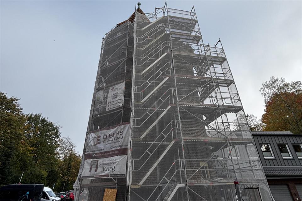 Zu Beginn der Sanierung des Wedemhoveturms hat sich laut Stadtverwaltung herausgestellt, dass die Mängel im Mauerwerk gravierender als bislang angenommen sind. 