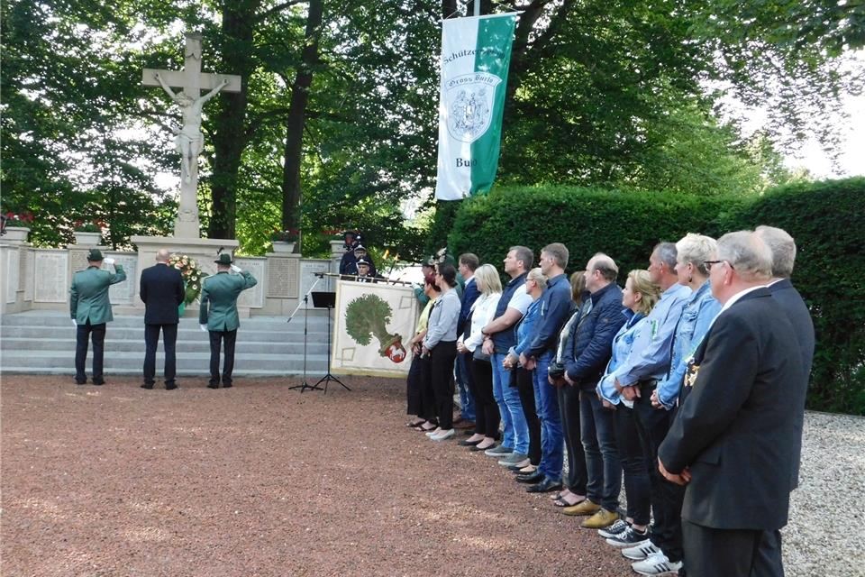 Zu Beginn des Schützenfestes fanden die traditionelle Kranzniederlegung und der große Zapfenstreich statt.