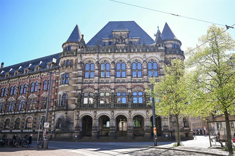 Zu Beginn eines Totschlagprozesses am Landgericht Bremen legte ein Mann ein Geständnis ab. (Archivbild)Sina Schuldt/dpa