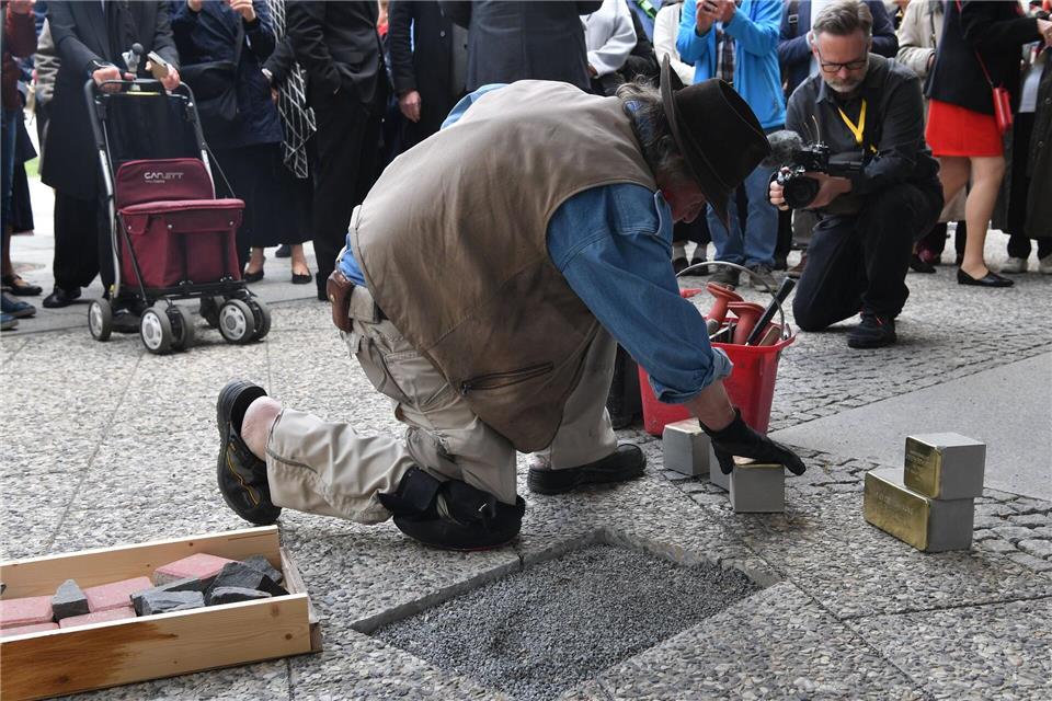 Zu Ehren ehemaliger jüdischer Mitglieder der Berliner Philharmoniker werden sogenannte Stolpersteine verlegt. Paul Zinken/dpa