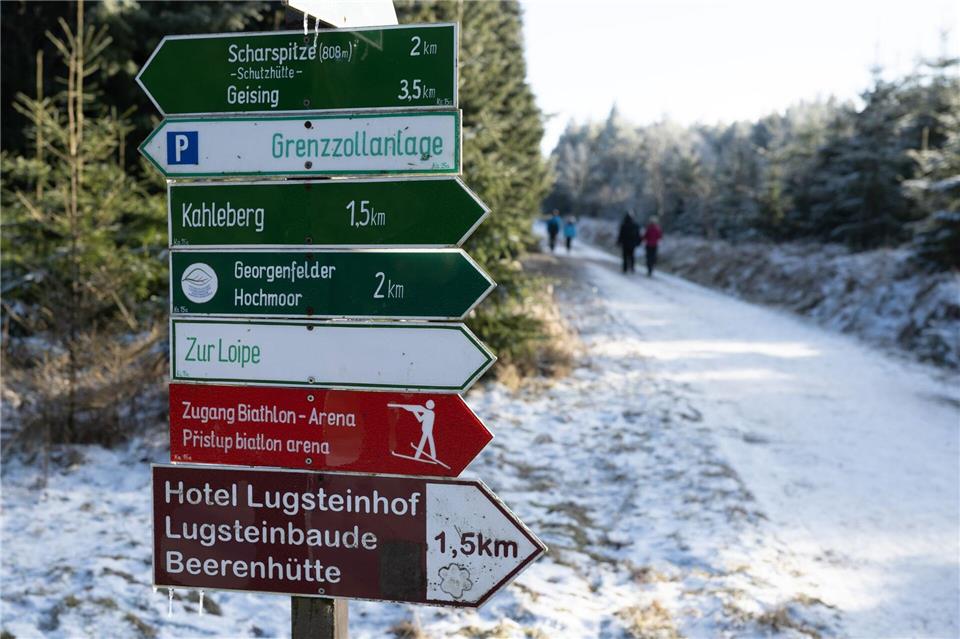 Zu Fuß durch Berge und Winterwald: Die Sächsische Schweiz und das Erzgebirge locken auch im Winter zum Wandern. (Archivbild)Sebastian Kahnert/dpa