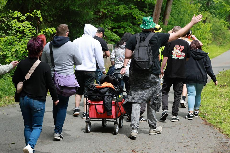Zu Fuß ins Grüne: Den Feiertag Christi Himmelfahrt nutzen viele Thüringer für einen Ausflug mit Freunden. (Symbolbild)Bodo Schackow/dpa