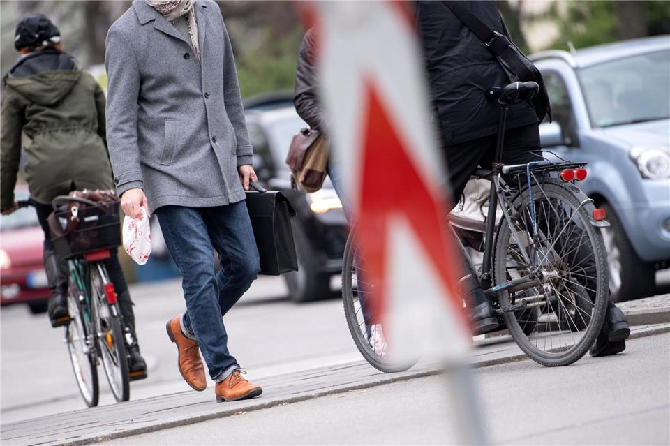 Zu Fuß, mit Auto oder Fahrrad - wie bewegen sich die Bayern? (Illustration)Sven Hoppe/dpa