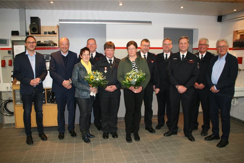 Zu Gast bei der Versammlung des Gemener Löschzugs (v.l.): Ordnungsamtsleiter Rene Terwohlbeck, Erster Beigeordneter Norbert Nießing, Anja und Markus Tembrink, Christian Albers, Jutta und Stephan Wittenberg, Ulrich Klemt, Andre Pöpping, Stefan Döking und Ortsvorsteher Walter Schwane.