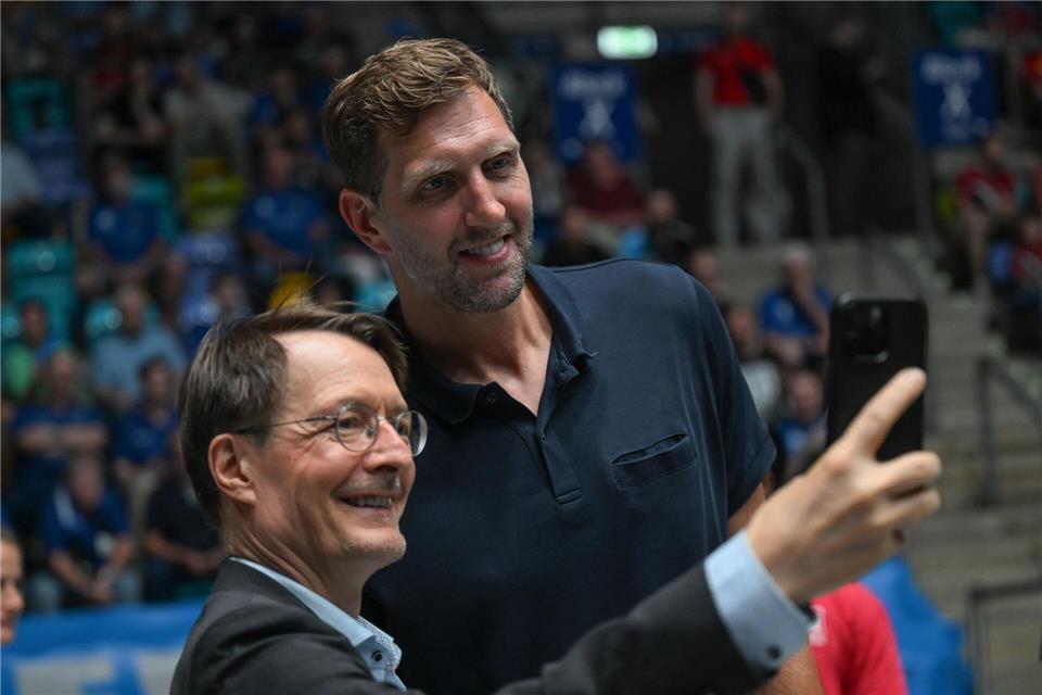Zu Gast beim Timo-Boll-Abschied:  Der frühere Bundesgesundheitsminister Karl Lauterbach (SPD, l) und Basketball-Legende Dirk Nowitzki.Arne Dedert/dpa