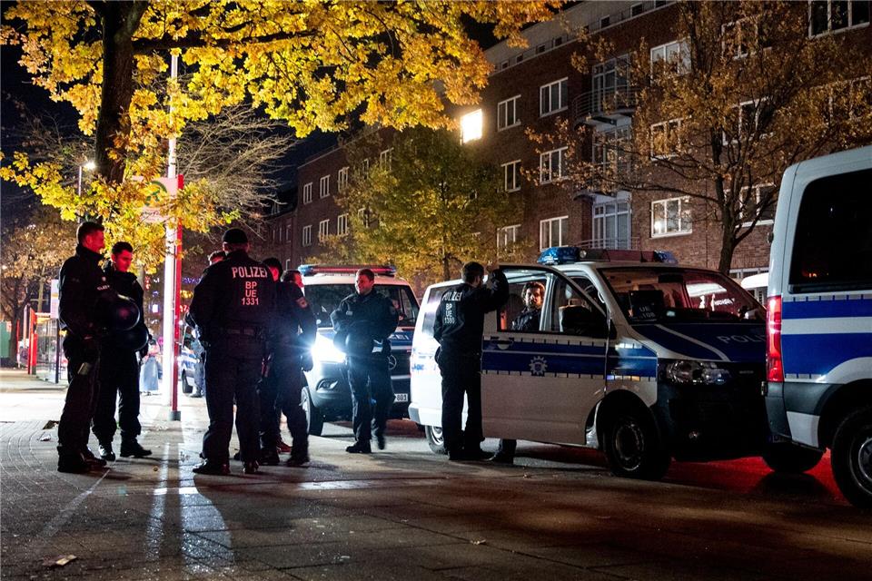 Zu Halloween ist es in der Hansestadt am Abend bislang größtenteils ruhig geblieben.Daniel Bockwoldt/dpa