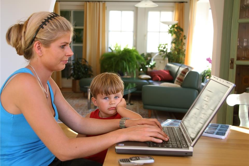Zu Hause arbeiten – und die Kinder sind dabei (Symbolbild).