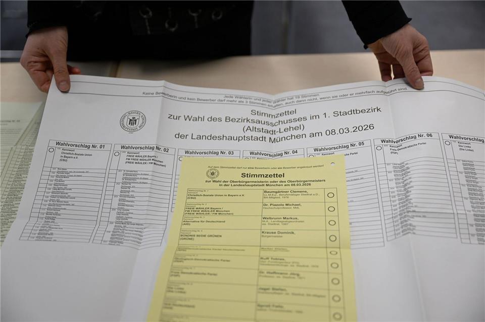 Zu Hause lässt sich der Stimmzettel in aller Ruhe studieren. (Archivbild)Felix Hörhager/dpa