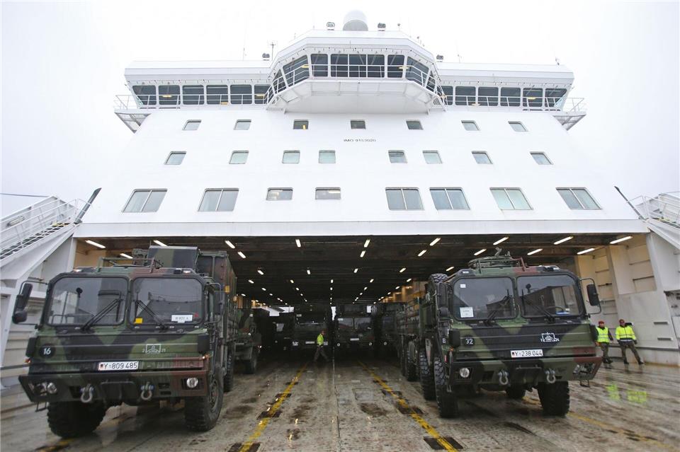 Zu Lande, zu Wasser und in der Luft: Hindernisse für grenzüberschreitende Militärtransporte sollen möglichst schnell abgebaut werden. (Archivbild)picture alliance / dpa
