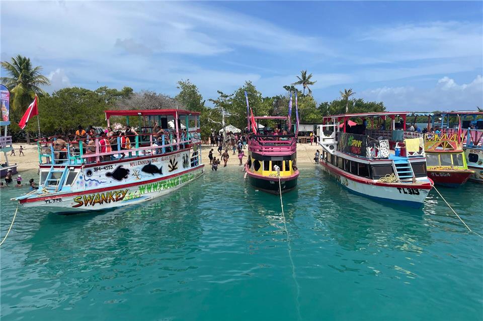 Zu Ostern kommen Besucher von der Hauptinsel Trinidad in die Lagune vor Pigeon Point zum Feiern.Manuel Meyer/dpa-tmn
