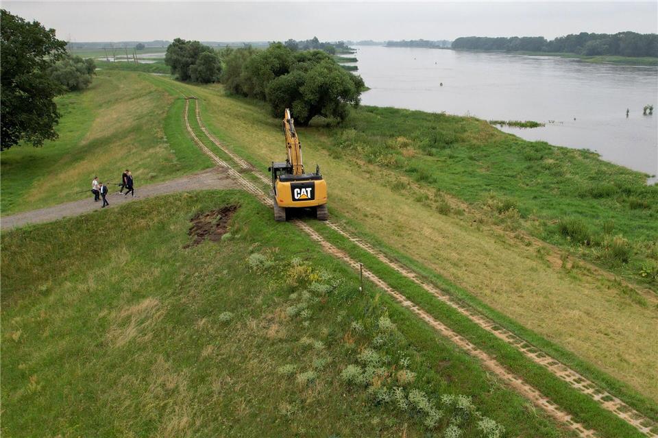 Zu Sachsen-Anhalts Hochwasserstrategie gehören neben Deichsanierungen auch Deichrückverlegungen und Flutpolder. (Archivbild)Peter Gercke/dpa-Zentralbild/dpa