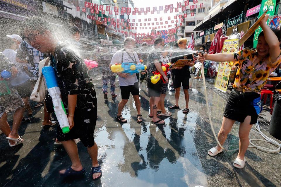 Zu Songkran finden landesweit ausgelassene Wasserschlachten statt. (Archivbild)Chaiwat Subprasom/SOPA Images via ZUMA Press Wire/dpa