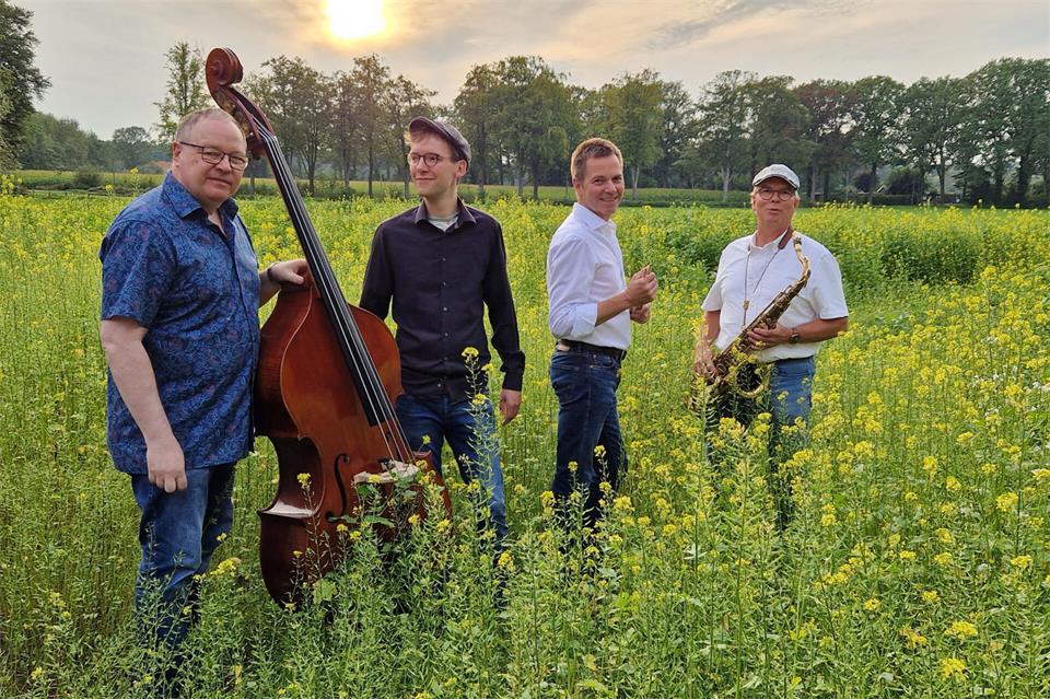 Zu Trijazzo gehören Ralf Diedenhofen am Kontrabass, Frank Schömig-Schmitz am Piano, Ralf Barenbrügge am Tenorsaxophon sowie der Borkener Klaus Schade am Schlagzeug.