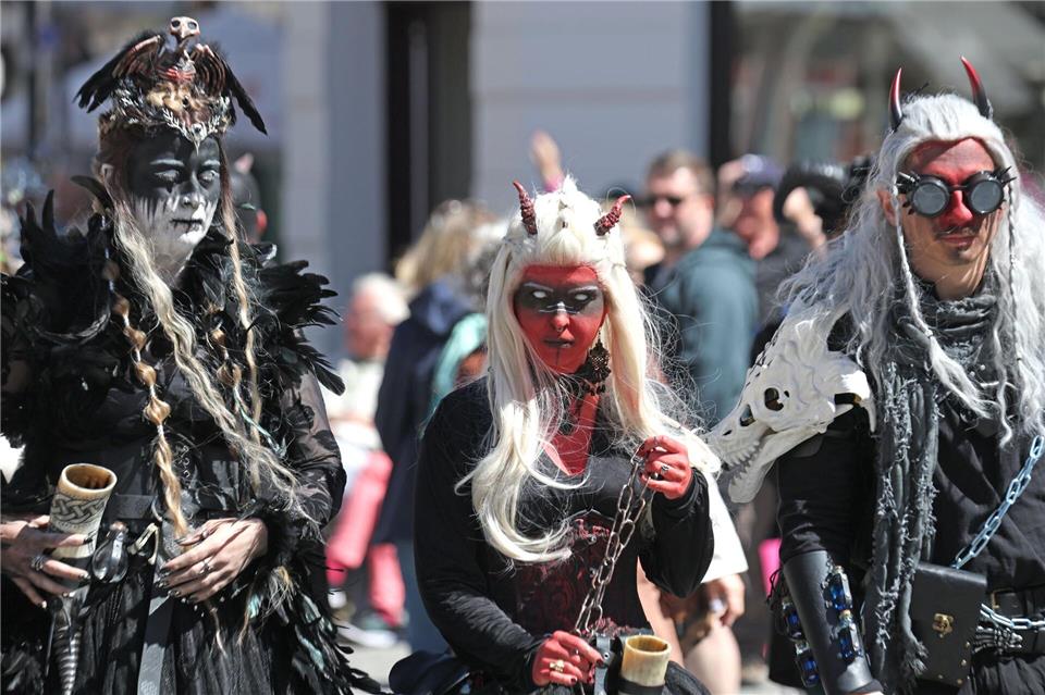 Zu Walpurgis kostümieren sich viele Menschen. Matthias Bein/dpa