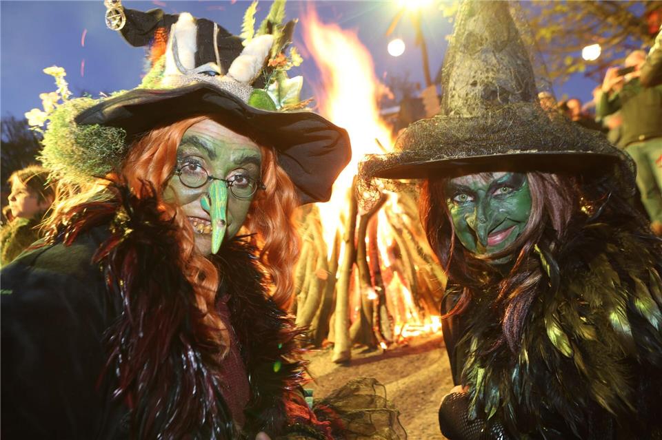 Zu Walpurgis kostümieren sich viele Menschen. Matthias Bein/dpa