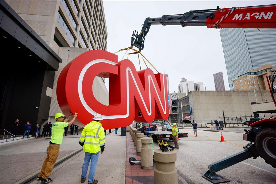 Warner prüft Zukunfts-Optionen nach Übernahmeinteresse Zu Warner Bros. Discovery gehört auch der Nachrichtensender CNN. (Archivbild)Miguel Martinez/Atlanta Journal-Constitution via AP/dpa