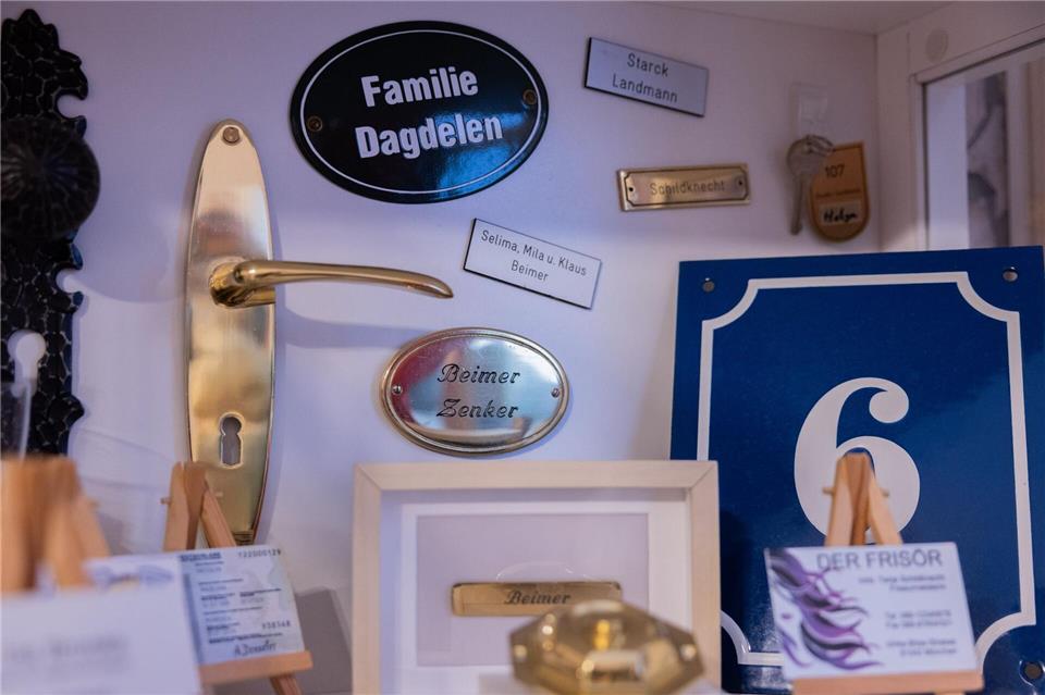 Zu Webers Schätzen gehören unter anderem Türklinken, Visitenkarten und eine Hausnummer.Rolf Vennenbernd/dpa