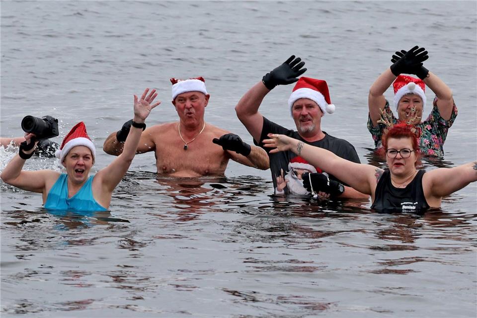 Zu Weihnachten wird im Senftenberger See gebadet. Bernd Wüstneck/dpa