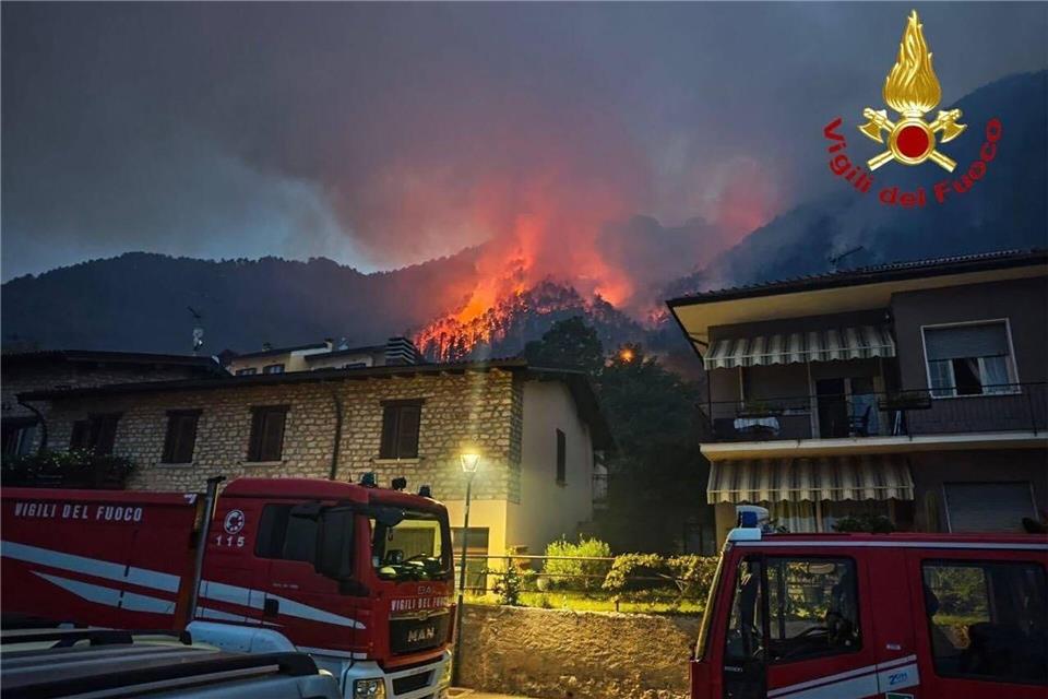 Zu dem Feuer kam es in der Gemeinde Tignale am Westufer des Gardasees.--/Vigili del Fuoco/dpa