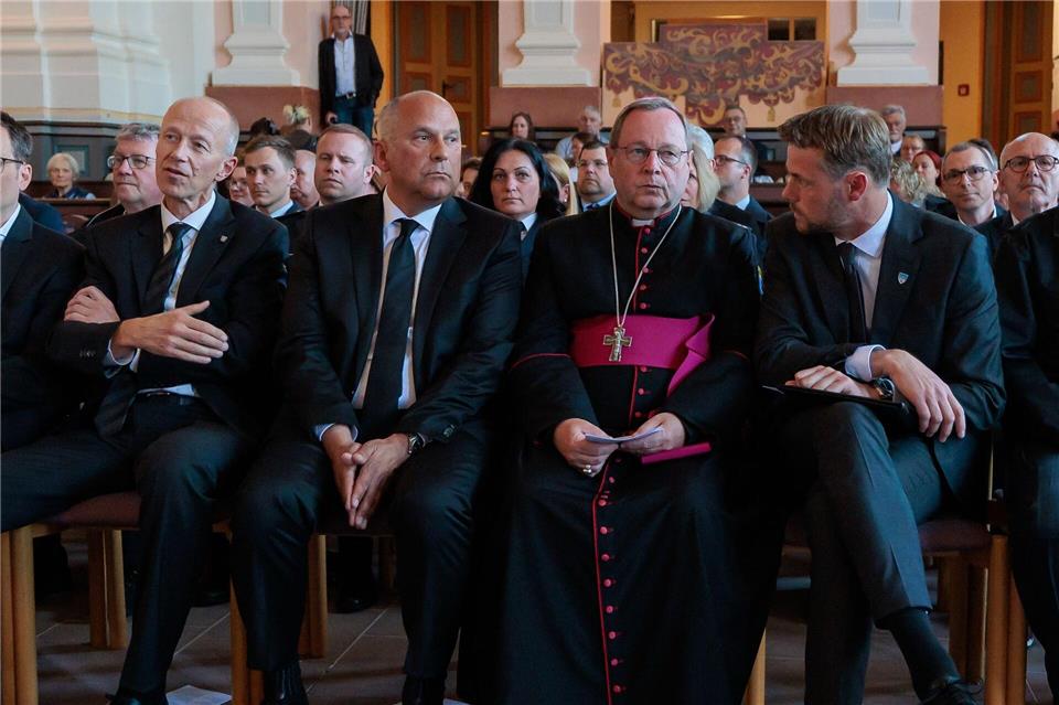 Zu dem Gedenkgottesdienst kamen auch Vertreter aus Kirche und Politik, darunter Hessens Innenminister Roman Poseck, Kultusminister Armin Schwarz und der Weilburger Bürgermeister Johannes Hanisch (alle CDU) sowie der Limburger Bischof Georg Bätzing. Jörg Halisch/dpa