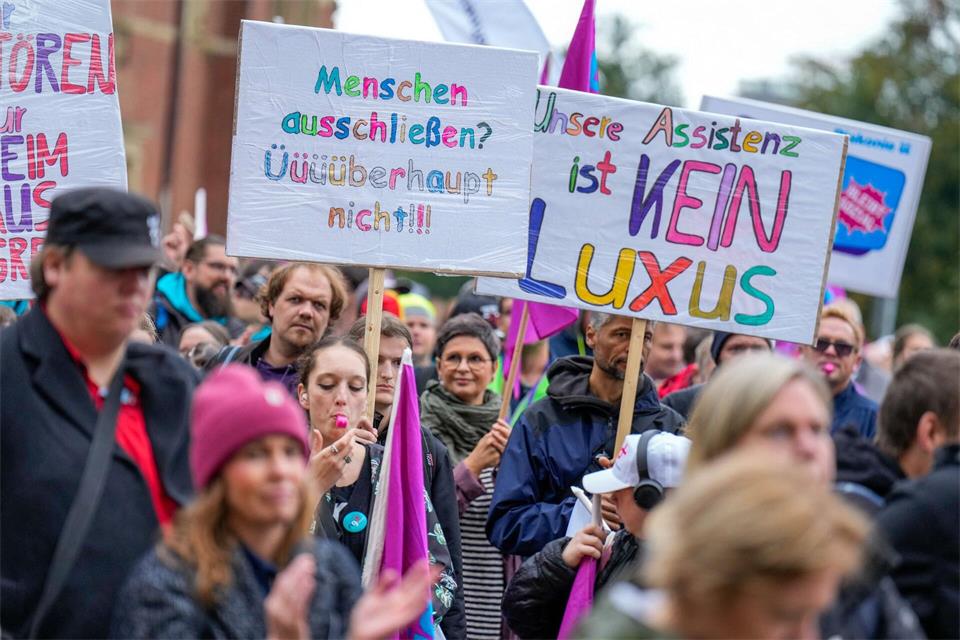 Zu dem Protest haben Wohlfahrtsverbände aufgerufen.Martin Ziemer/dpa