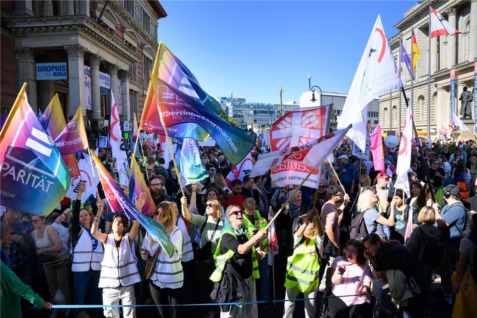 Zu dem Protest vor dem Abgeordnetenhaus hatten Verbände und Gewerkschaften aufgerufen.Bernd von Jutrczenka/dpa
