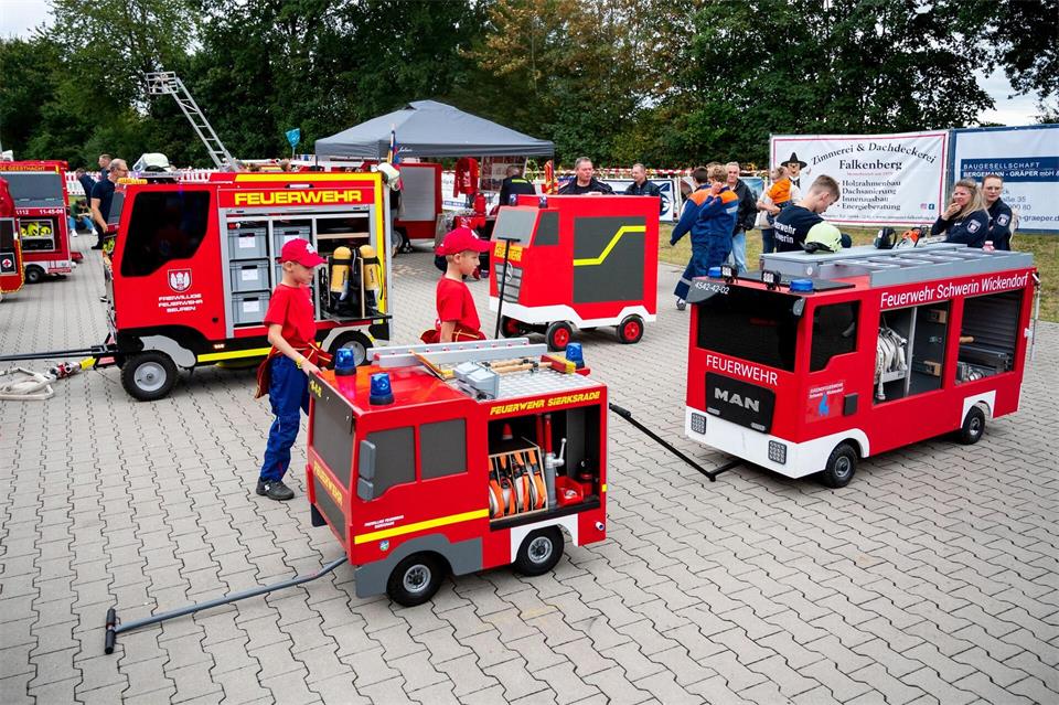 Zu dem Treffen in Schleswig-Holstein sind 17 Mini-Feuerwehrautos aus verschiedenen Teilen Deutschlands angereist.Daniel Bockwoldt/dpa